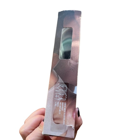 SKIMS ESSENTIAL MOCK NECK SLEEVELESS BODYSUIT, Size L/XL, Color Onyx - Picture 4 of 6